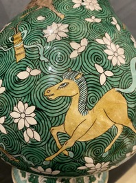Vase de forme 'suantouping' en biscuit &eacute;maill&eacute; vert &agrave; d&eacute;cor de chevaux au galop, Chine, 19&egrave;me