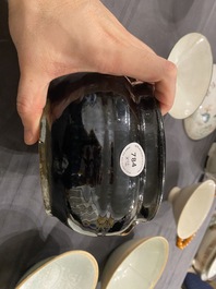 Een diverse collectie Chinees porselein en aardewerk, Song en later