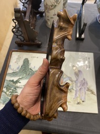 Een Chinese monochrome sculptuur van een liggende waterbuffel op houten sokkel, 19e eeuw