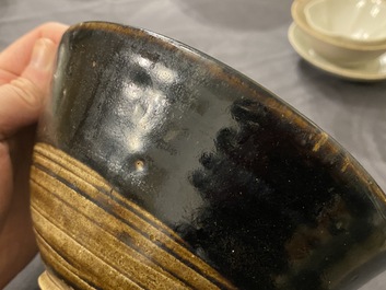 Een diverse collectie Chinees porselein en aardewerk, Song en later