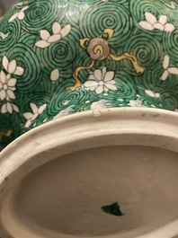 Vase de forme 'suantouping' en biscuit &eacute;maill&eacute; vert &agrave; d&eacute;cor de chevaux au galop, Chine, 19&egrave;me