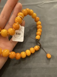 A Chinese amber necklace, early 20th C.