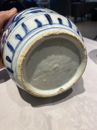 Deux pots en porcelaine de Chine en bleu et blanc, Ming