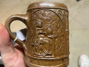 Een zeldzame Duitse steengoed pul met koning Gambrinus, Jan I van Brabant, Keulen of Frechen, ca. 1600