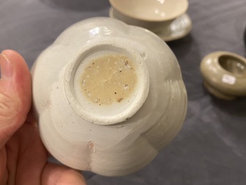Een diverse collectie Chinees porselein en aardewerk, Song en later