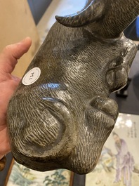 Een Chinese monochrome sculptuur van een liggende waterbuffel op houten sokkel, 19e eeuw