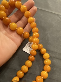 A Chinese amber necklace, early 20th C.