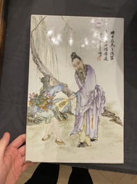 Een Chinese famille rose plaquette in houten standaard, gesigneerd Wang Qi 王琦, 20e eeuw
