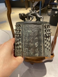Een Chinese bronzen bel en twee sculpturen, Ming en later