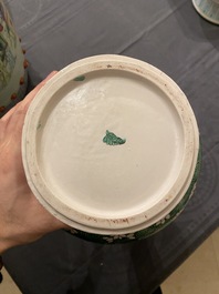 Vase de forme 'suantouping' en biscuit &eacute;maill&eacute; vert &agrave; d&eacute;cor de chevaux au galop, Chine, 19&egrave;me