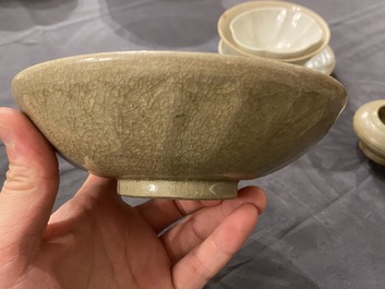 Een diverse collectie Chinees porselein en aardewerk, Song en later