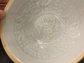 Een diverse collectie Chinees porselein en aardewerk, Song en later