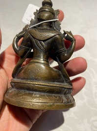 Een Chinese bronzen bel en twee sculpturen, Ming en later
