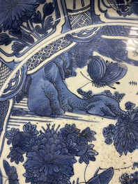 Important plat en porcelaine de Chine en bleu et blanc de type kraak, Wanli