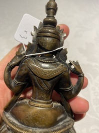 Een Chinese bronzen bel en twee sculpturen, Ming en later