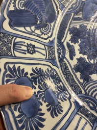Important plat en porcelaine de Chine en bleu et blanc de type kraak, Wanli