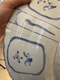 Important plat en porcelaine de Chine en bleu et blanc de type kraak, Wanli
