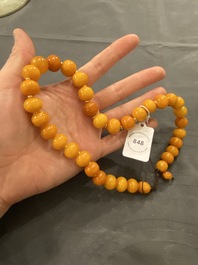 A Chinese amber necklace, early 20th C.