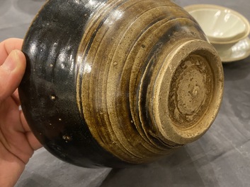 Een diverse collectie Chinees porselein en aardewerk, Song en later