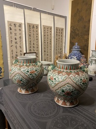 Een paar Chinese wucai vazen met leeuwenkoppen, 19/20e eeuw