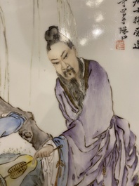 Een Chinese famille rose plaquette in houten standaard, gesigneerd Wang Qi 王琦, 20e eeuw