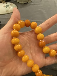 A Chinese amber necklace, early 20th C.