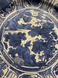 Important plat en porcelaine de Chine en bleu et blanc de type kraak, Wanli