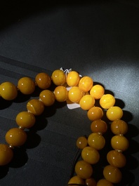 A Chinese amber necklace, early 20th C.