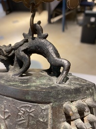 Een Chinese bronzen bel en twee sculpturen, Ming en later