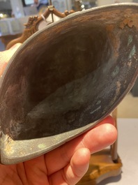 Een Chinese bronzen bel en twee sculpturen, Ming en later