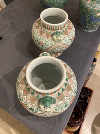 Een paar Chinese wucai vazen met leeuwenkoppen, 19/20e eeuw