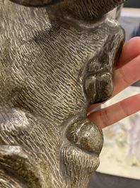 Een Chinese monochrome sculptuur van een liggende waterbuffel op houten sokkel, 19e eeuw