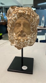 T&ecirc;te de Sarapis punique en terre cuite &agrave; engobe blanc, Afrique du Nord, 2&egrave;me si&egrave;cle av. J.-C.