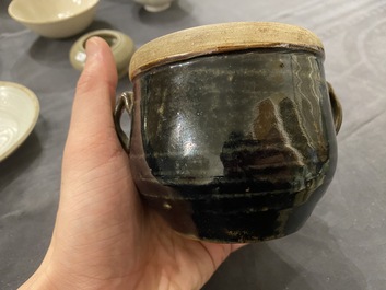 Een diverse collectie Chinees porselein en aardewerk, Song en later