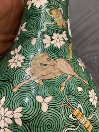 Vase de forme 'suantouping' en biscuit &eacute;maill&eacute; vert &agrave; d&eacute;cor de chevaux au galop, Chine, 19&egrave;me