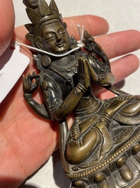 Een Chinese bronzen bel en twee sculpturen, Ming en later