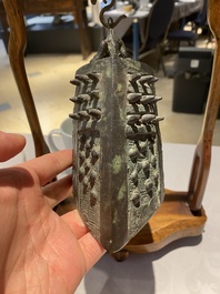 Een Chinese bronzen bel en twee sculpturen, Ming en later