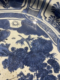 Important plat en porcelaine de Chine en bleu et blanc de type kraak, Wanli