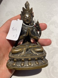 Een Chinese bronzen bel en twee sculpturen, Ming en later
