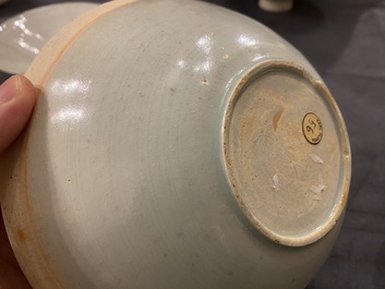 Een diverse collectie Chinees porselein en aardewerk, Song en later