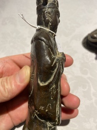 Een Chinese bronzen bel en twee sculpturen, Ming en later