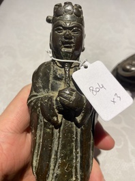 Een Chinese bronzen bel en twee sculpturen, Ming en later