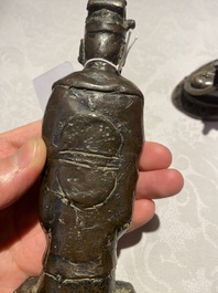 Een Chinese bronzen bel en twee sculpturen, Ming en later
