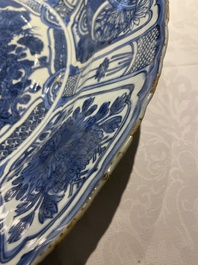 Important plat en porcelaine de Chine en bleu et blanc de type kraak, Wanli