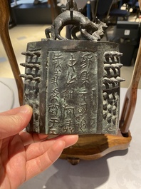 Een Chinese bronzen bel en twee sculpturen, Ming en later