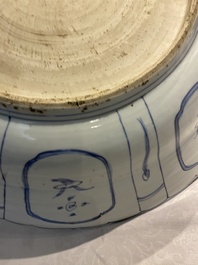 Important plat en porcelaine de Chine en bleu et blanc de type kraak, Wanli
