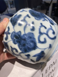 Deux pots en porcelaine de Chine en bleu et blanc, Ming