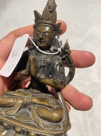 Een Chinese bronzen bel en twee sculpturen, Ming en later