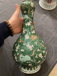 Vase de forme 'suantouping' en biscuit &eacute;maill&eacute; vert &agrave; d&eacute;cor de chevaux au galop, Chine, 19&egrave;me