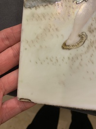 Een Chinese famille rose plaquette in houten standaard, gesigneerd Wang Qi 王琦, 20e eeuw
